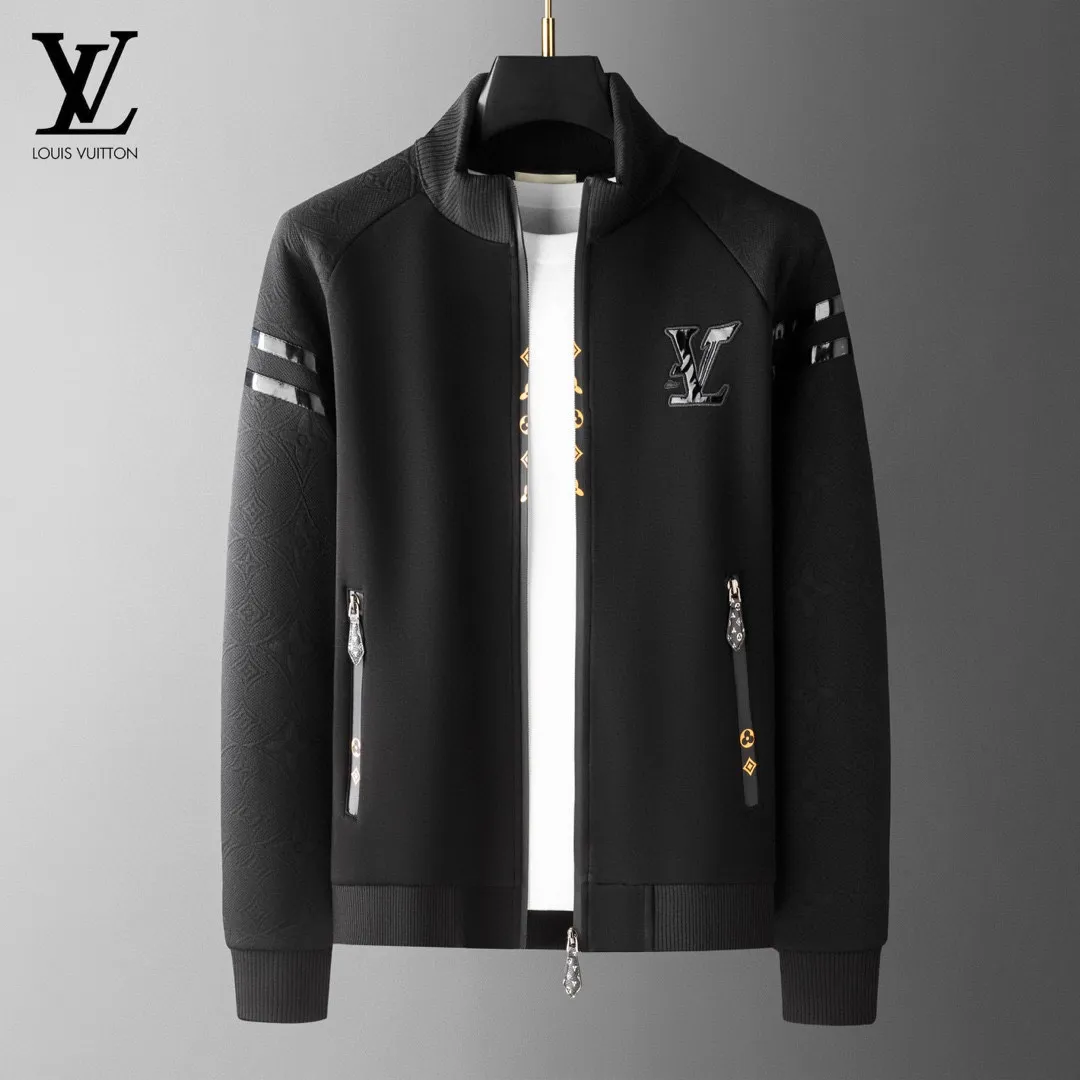 🅿️620 [LV Louis Vuitton] hot-selling suit is coming. Focus on the original version of the official website. 2025 new hot-selling cardigan and sweatshirt suit. The original order is the best. 🇭🇰The meticulous work of top designers. It has a fitting and perfect upper body effect. All-natural high-quality Tencel Roman cotton 100%, close-fitting comfort, noble and elegant! Original hardware embodies elegance and nobility! Counter size: M-4XL (up to 190 pounds)